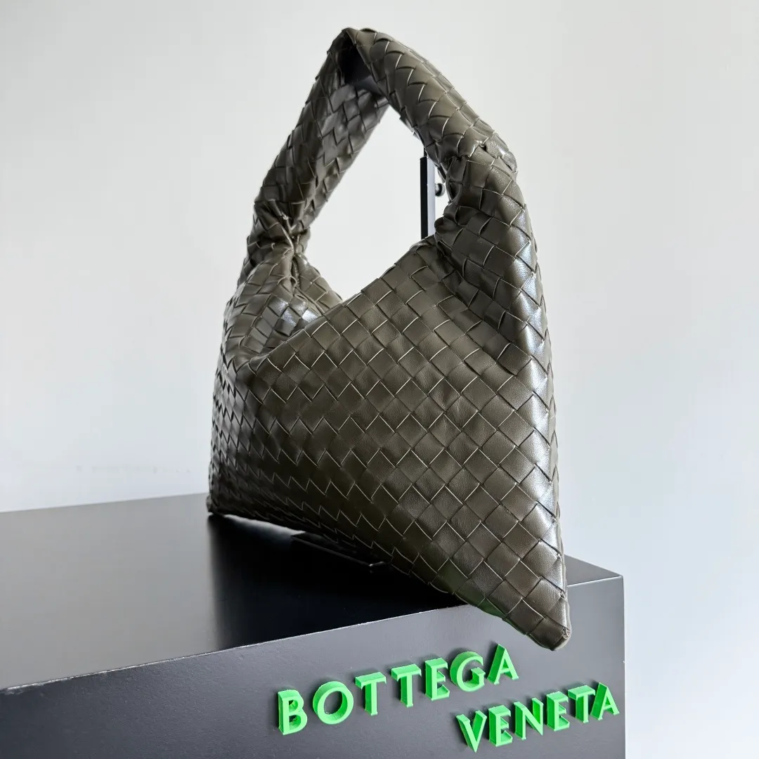 Batch 1960 It seems that this bag from BV has been popular recently ~ The new Hop is really not too beautiful. The whole bag has no seams. The bag body and handles are made of one piece of leather. It reflects the style and essence of Bottega Veneta. It truly represents craftsmanship and creativity. The large size has a very loose and lazy upper body. Big bag lovers will definitely not regret buying it. Style number: 796262 Size: 46*21*10cm
